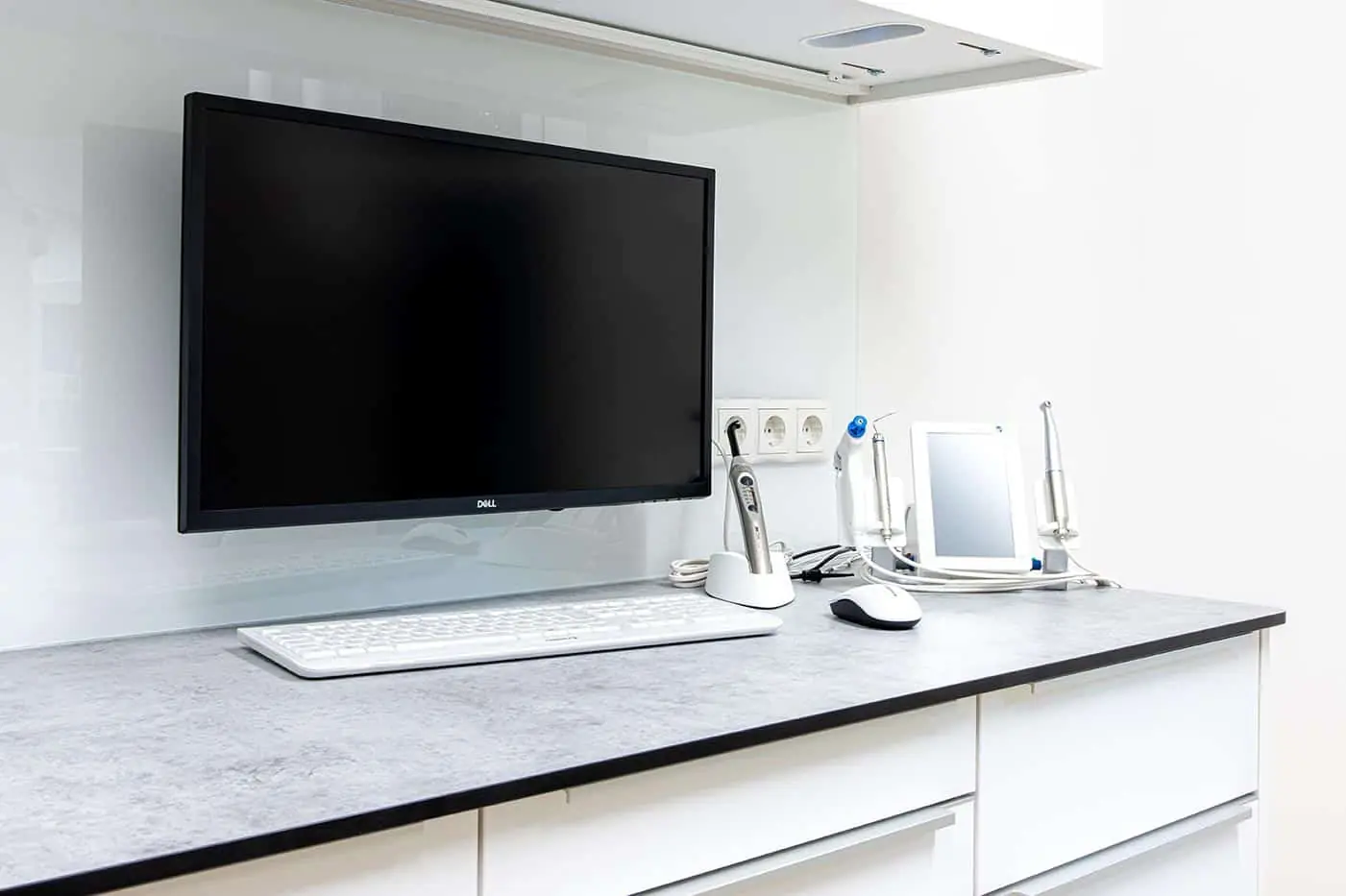 Digitaler Arbeitsplatz im Behandlungszimmer mit Monitor und Instrumenten für Wurzelkanalbehandlungen