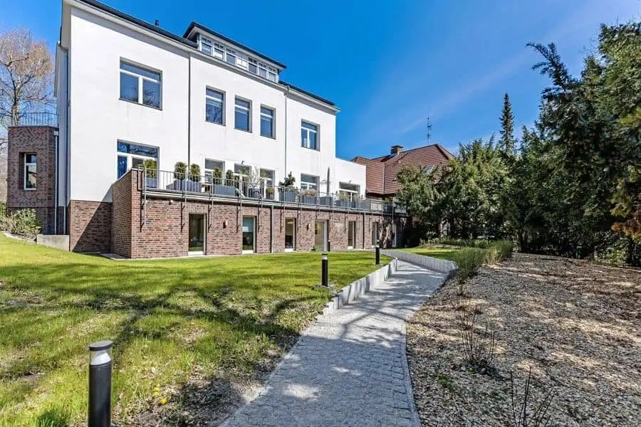 Zahnarztpraxis Mein Wurzelwerk in Kiel-Düsternbrook — Außenansicht mit Gartenweg zum Eingang