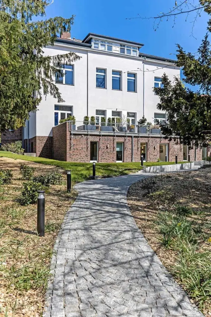 Außenansicht der Zahnarztpraxis Mein Wurzelwerk am Niemannsweg in Kiel-Düsternbrook
