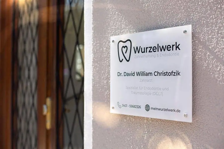 Praxisschild Wurzelwerk mit Dr. David William Christofzik, Spezialist für Endodontie, in Kiel